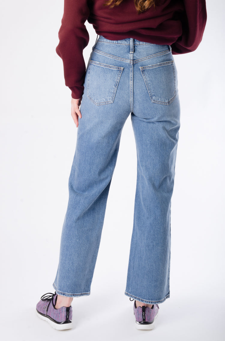 SILVER JEANS Women's Britt Capri Jeans  Below The Belt – Below The Belt  Store